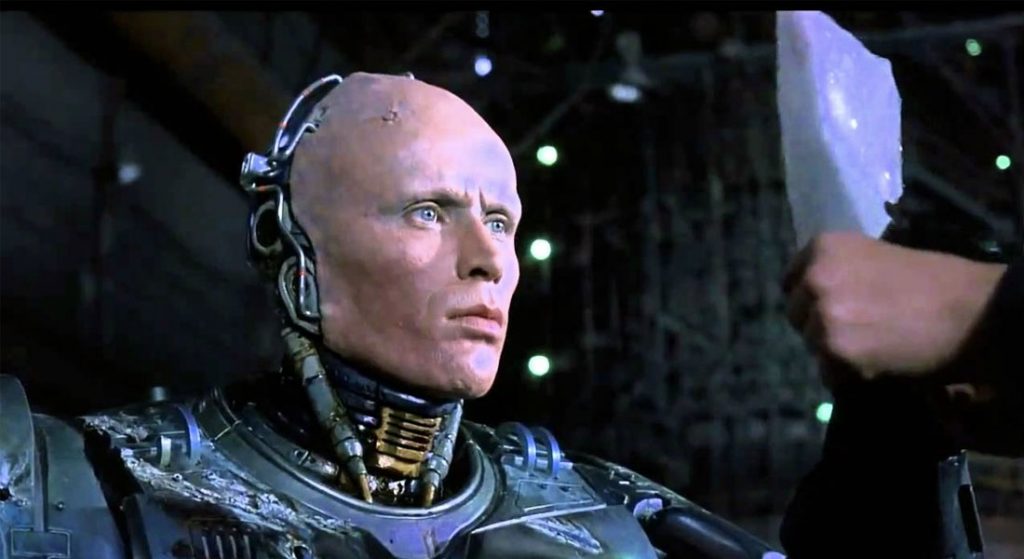 Neill Blomkamp quiere a Peter Weller en RoboCop Returns