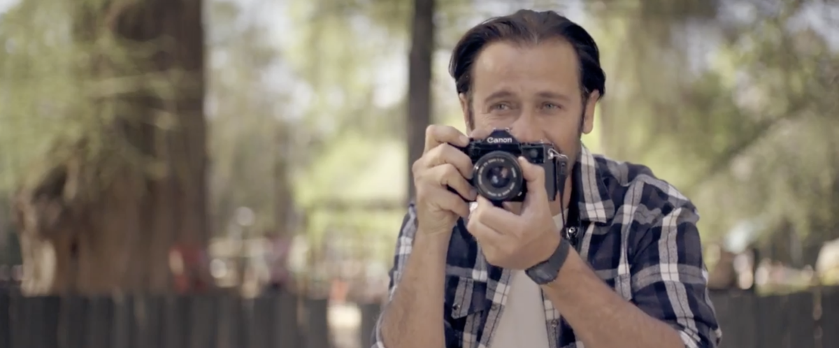 Reúne dos intereses; la fotografía y el amor paternal