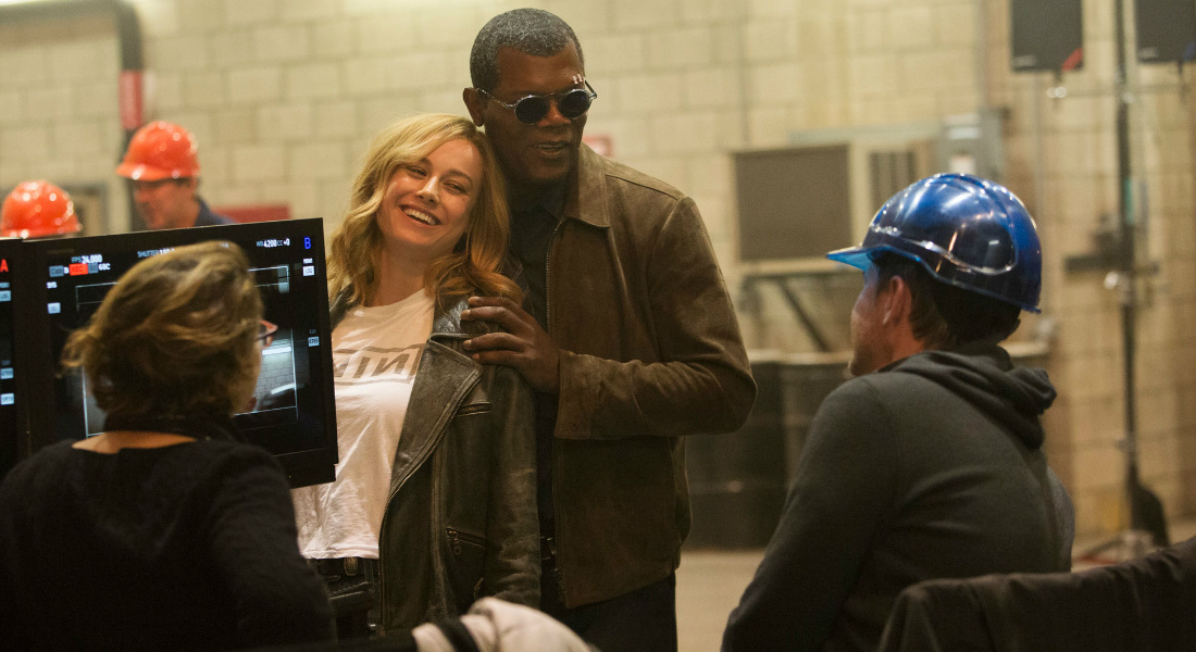 Brie Larson y Samuel L. Jackson cantan 7 Rings de Ariana Grande