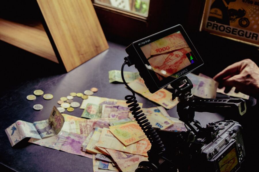 El dinero como personaje: cómo el cine retrata la deuda y la ambición